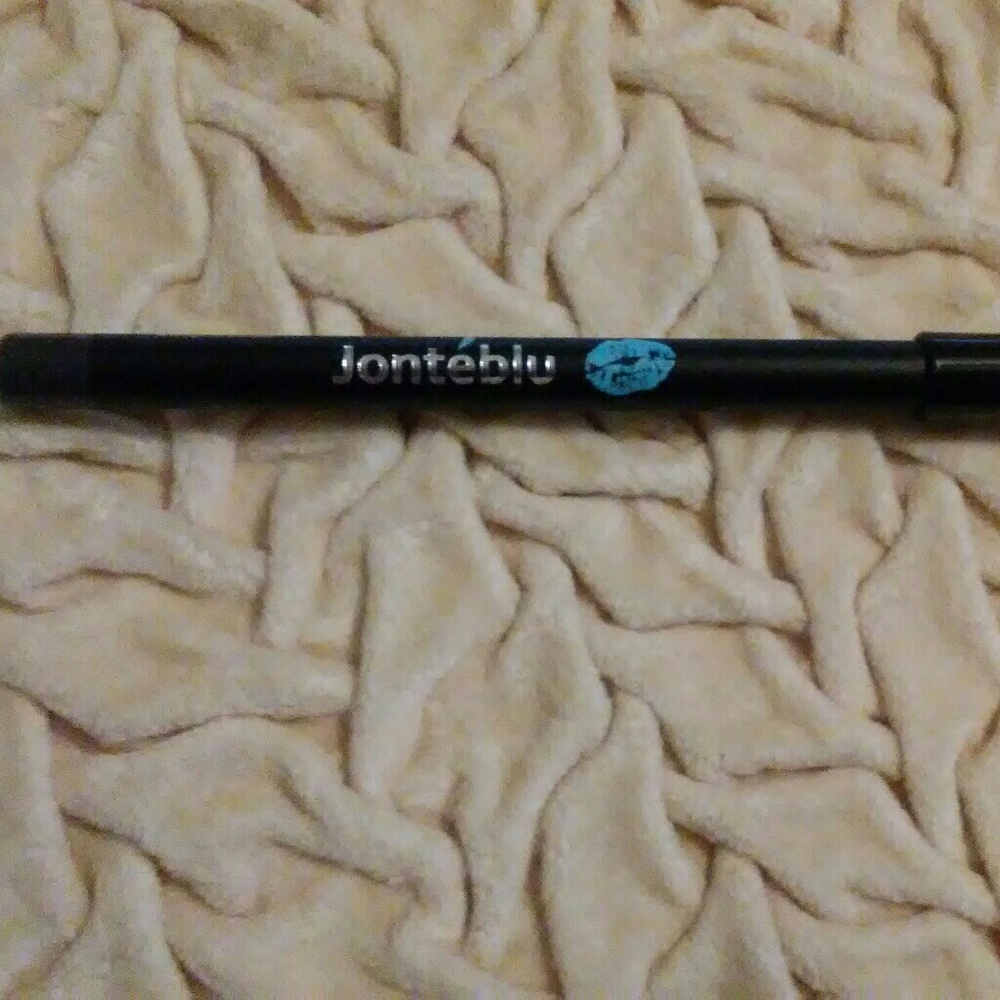 Jonteblu eyeliner pencil in Charcoal